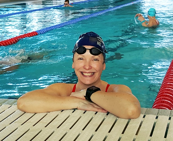 Susanna Virkki uima-altaan reunalla.