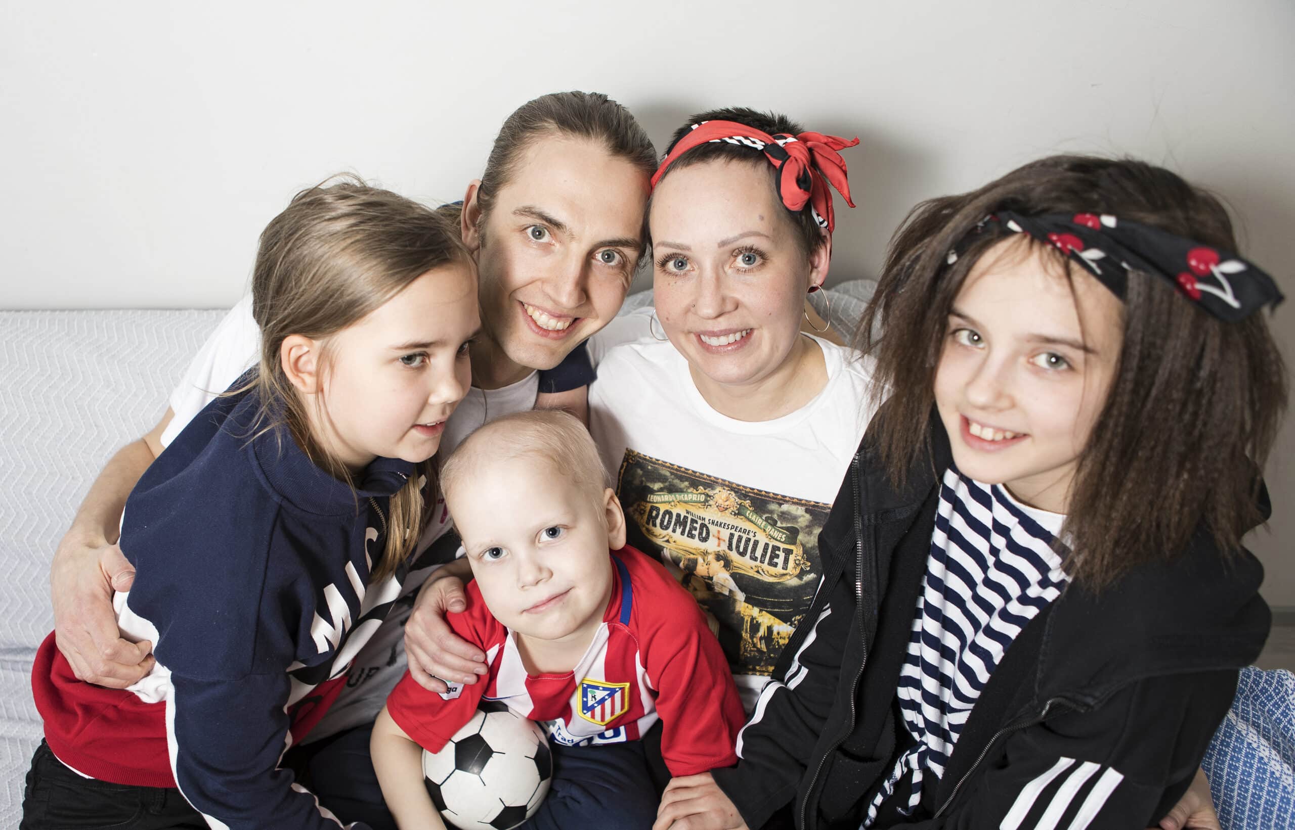 Ilari ja Anetta Lehtinen lastensa Oton, Adan ja Sagan kanssa.