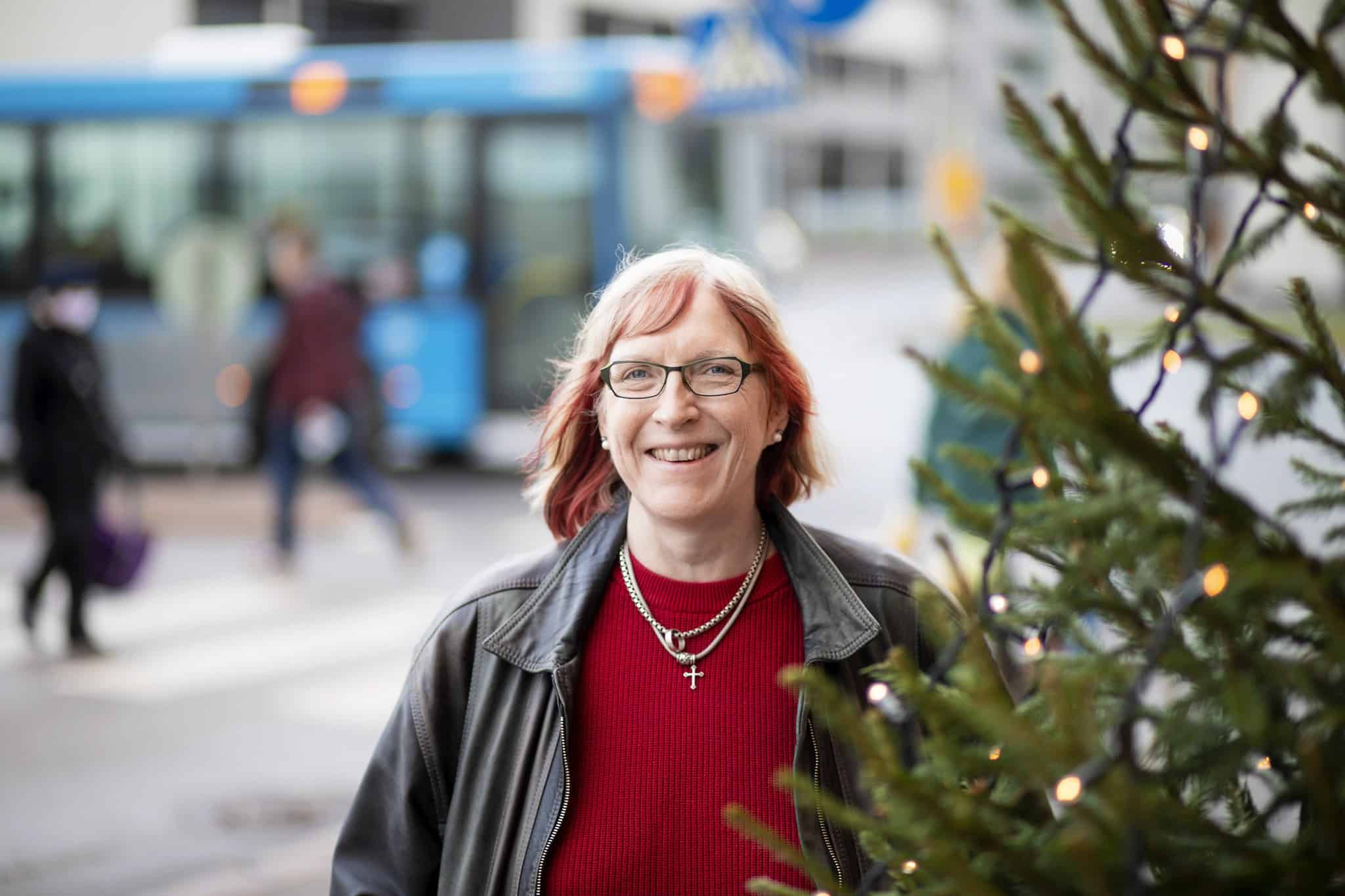 Laura Palanterä taustallaan Helsingin katukuvaa.