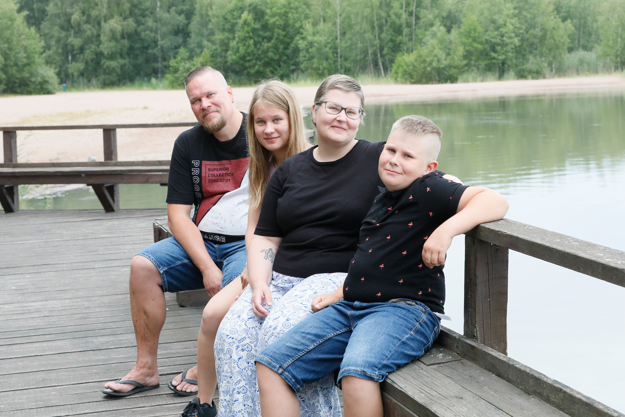 Taurun perhe, isä Erkka, Aina-Elina, äiti Eva-Lotta ja Emil tulivat kurssille Keravalta. Eva-Lotta sairastaa lymfoomaa.