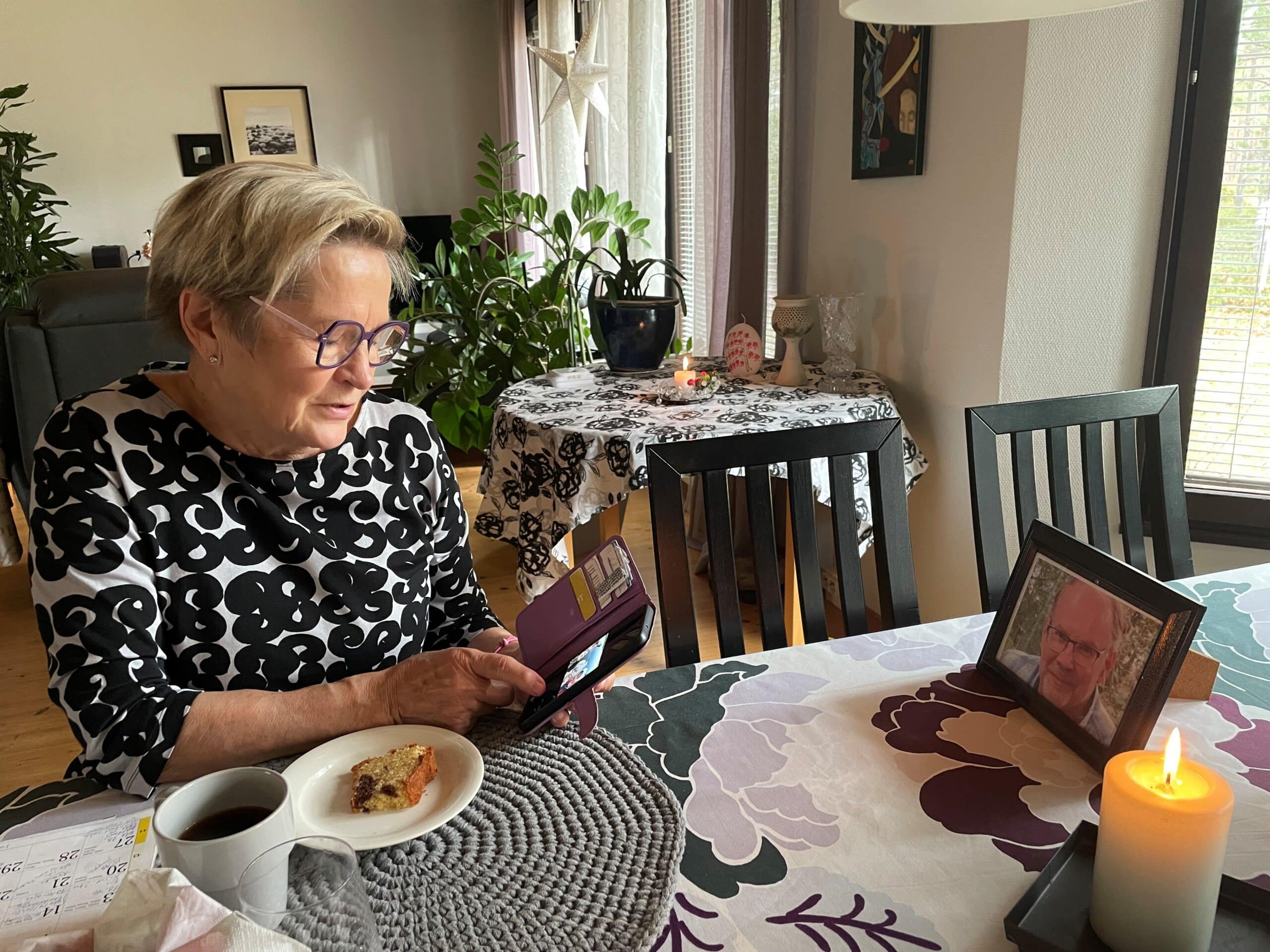 Arja Koivulan pöydällä on myös kuva puolisosta.