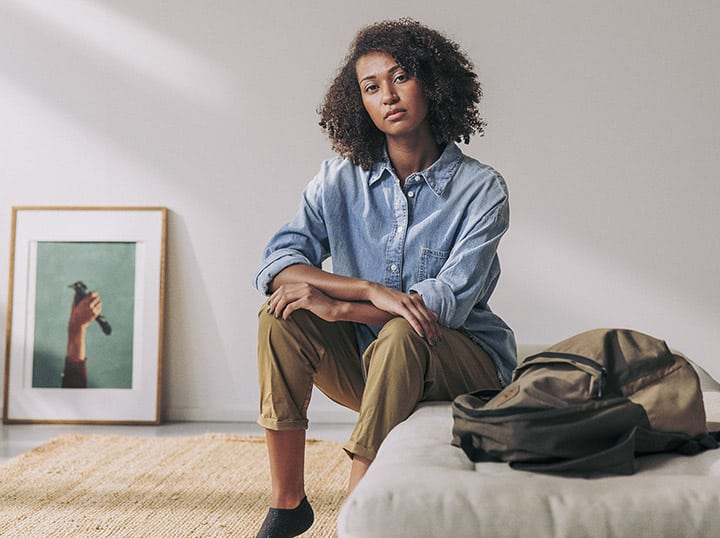 Näinen istuu sängyllä